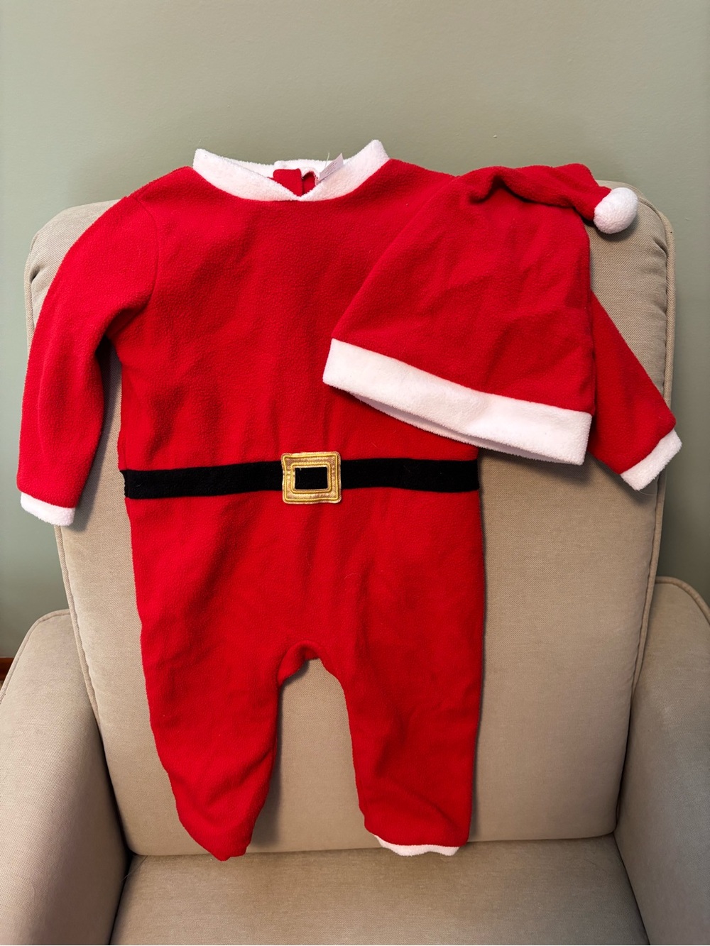 H & M Red Santa One-Piece with Hat - Holiday Outfit for baby
6-12 months